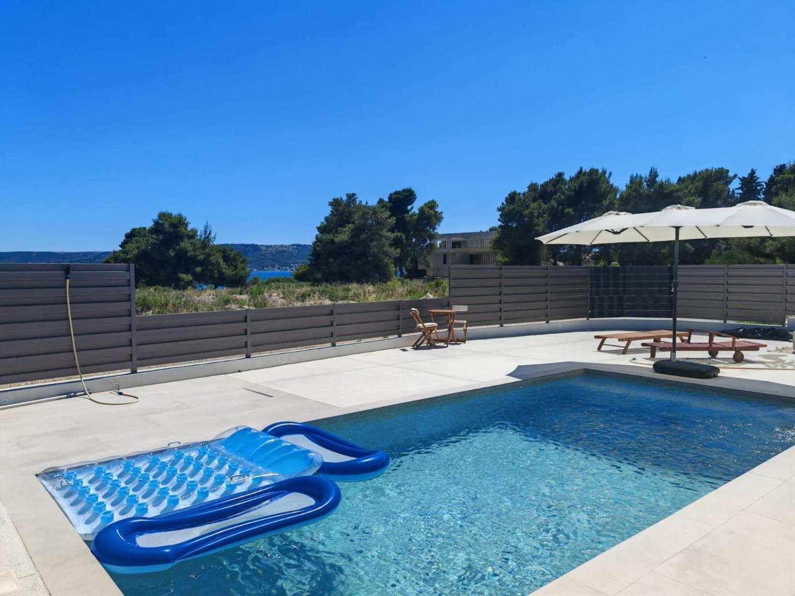 Beach Haven House With Pool And Jacuzzi Kaštela Eksteriør billede